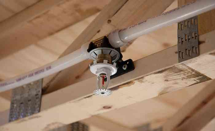 крепление спринклера-оросителя